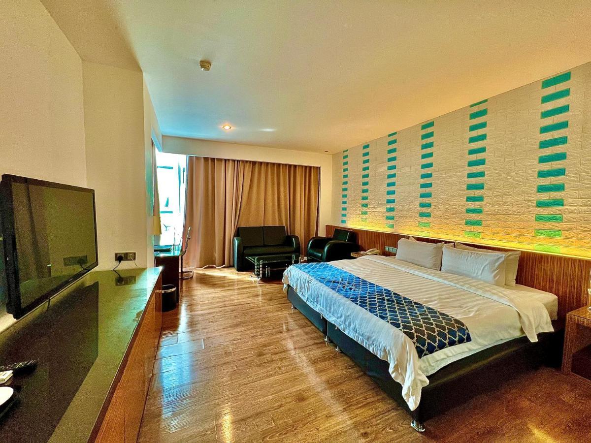 New World Express Motel Bintulu Bagian luar foto