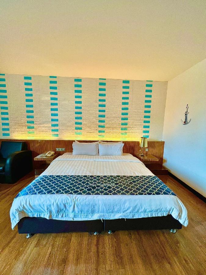 New World Express Motel Bintulu Bagian luar foto