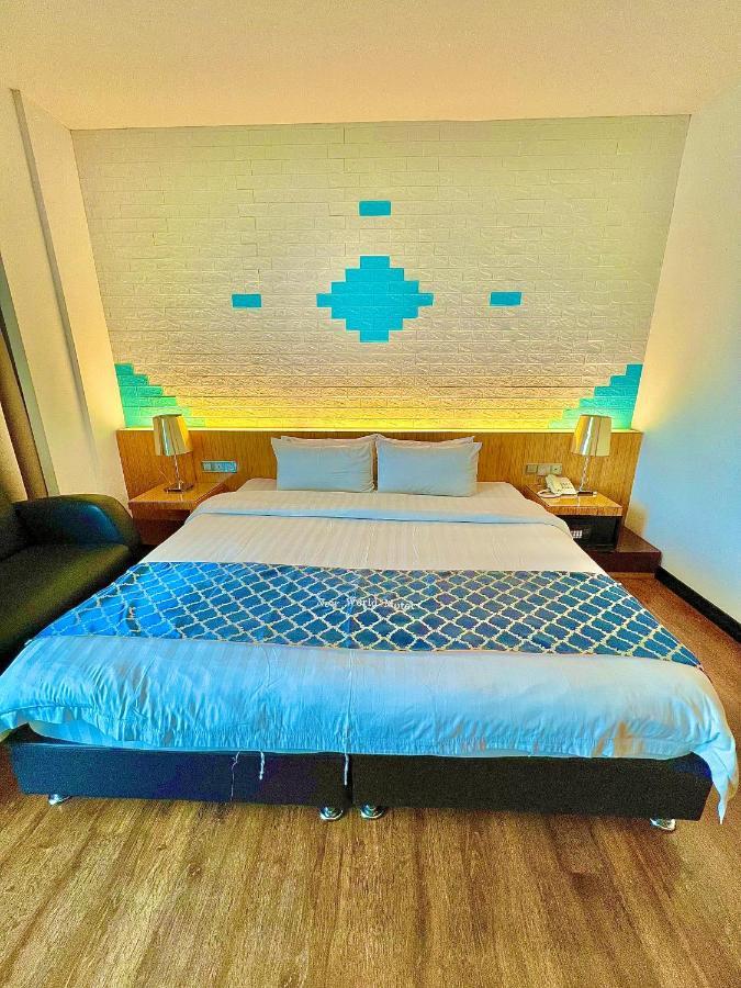 New World Express Motel Bintulu Bagian luar foto