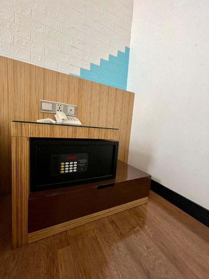 New World Express Motel Bintulu Bagian luar foto