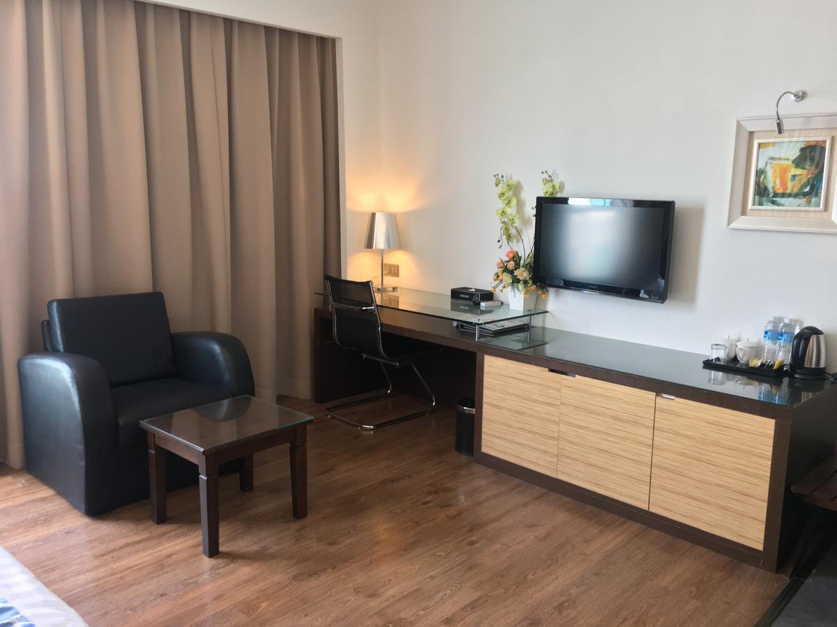 New World Express Motel Bintulu Bagian luar foto